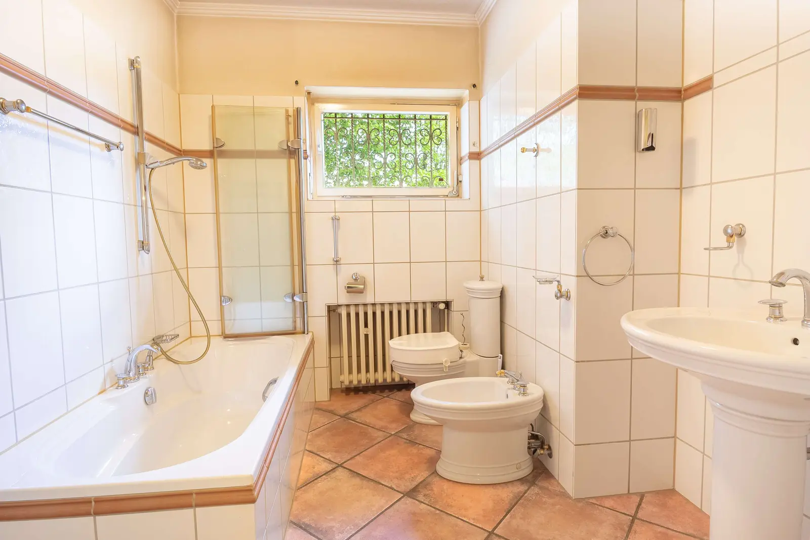 Badezimmer mit Wanne und Dusche