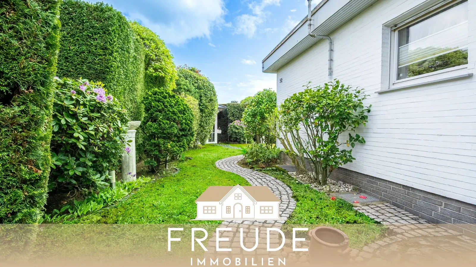 Bungalow kaufen in Mönchengladbach-Großheide: Gartenweg zur Außenansicht