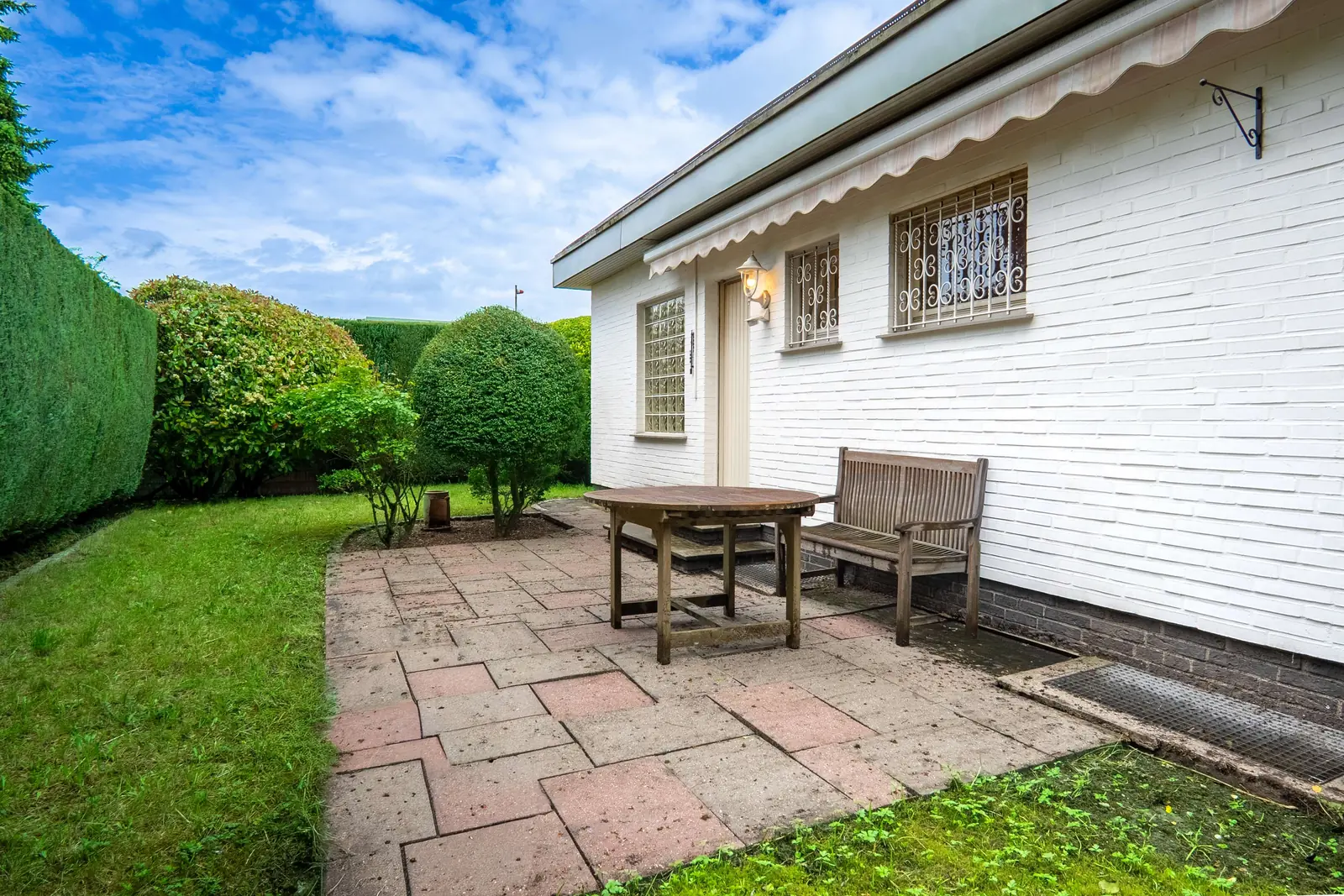 Südterrasse an der Gartenseite