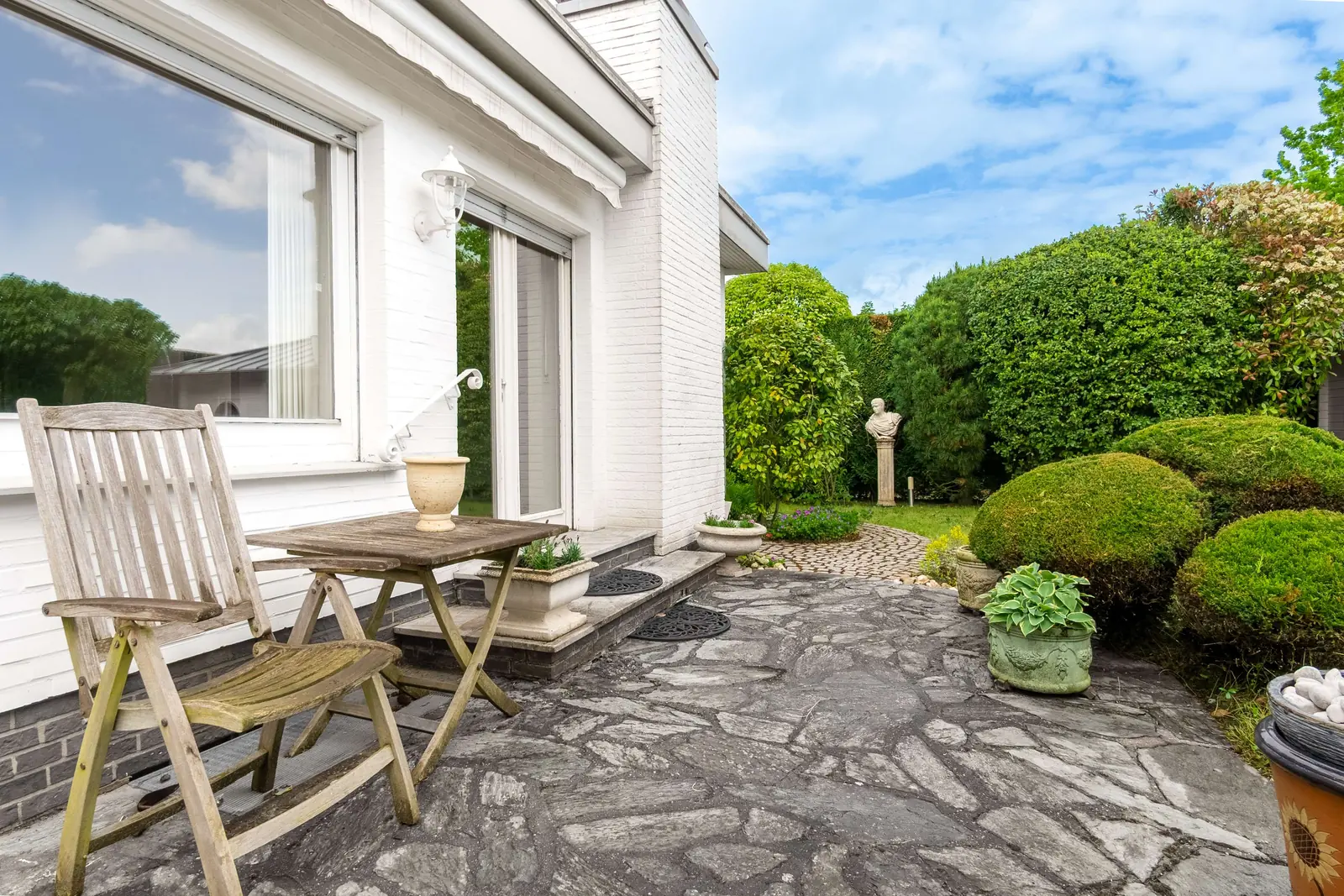 Terrasse mit Blick in den gepflegten Garten