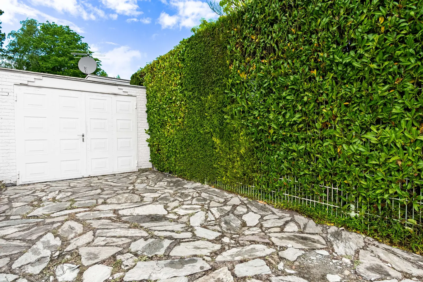 Zufahrt mit Garage