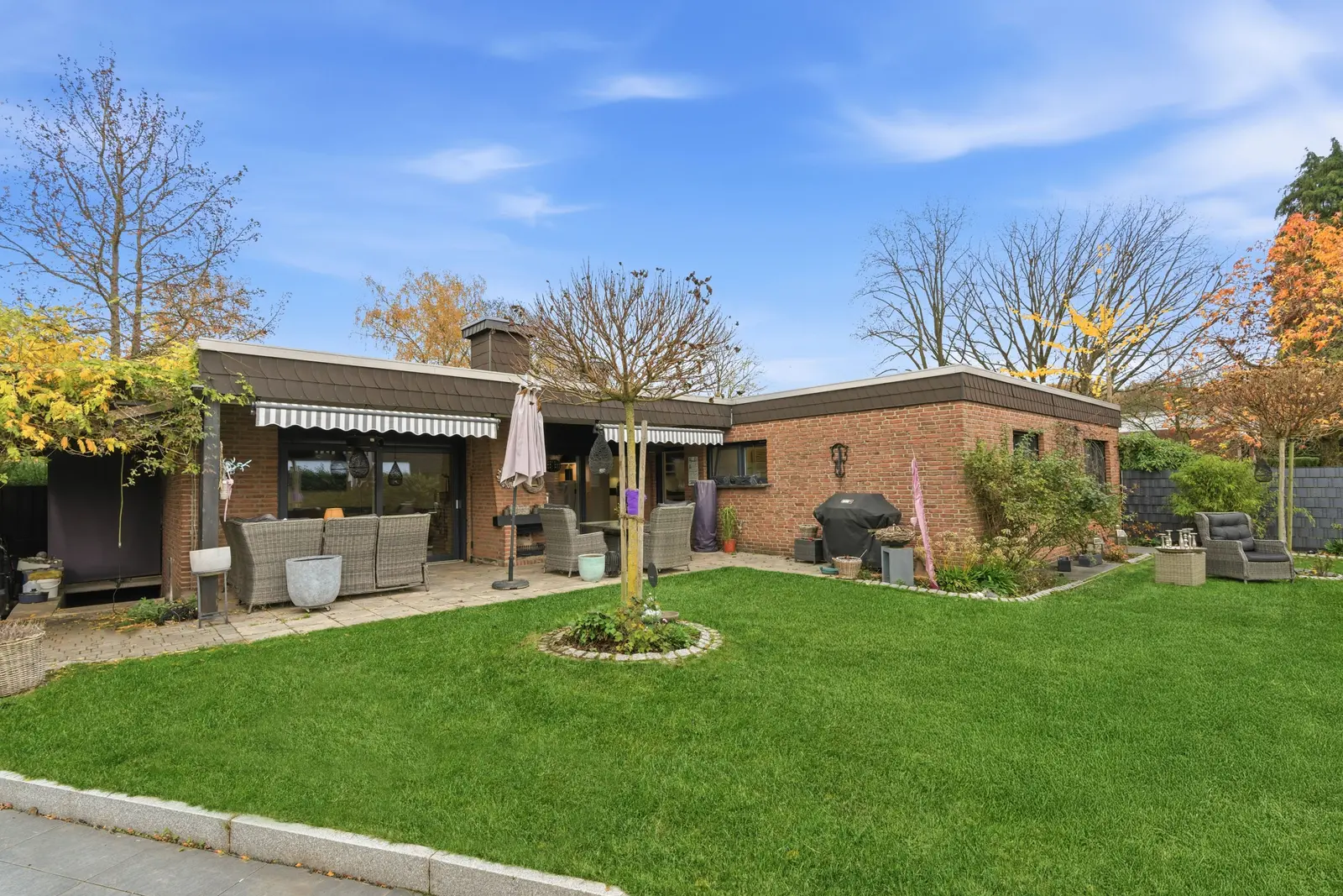 Bungalow in Mönchengladbach-Hardt (41169): Gesamtansicht mit Garten und Terrasse