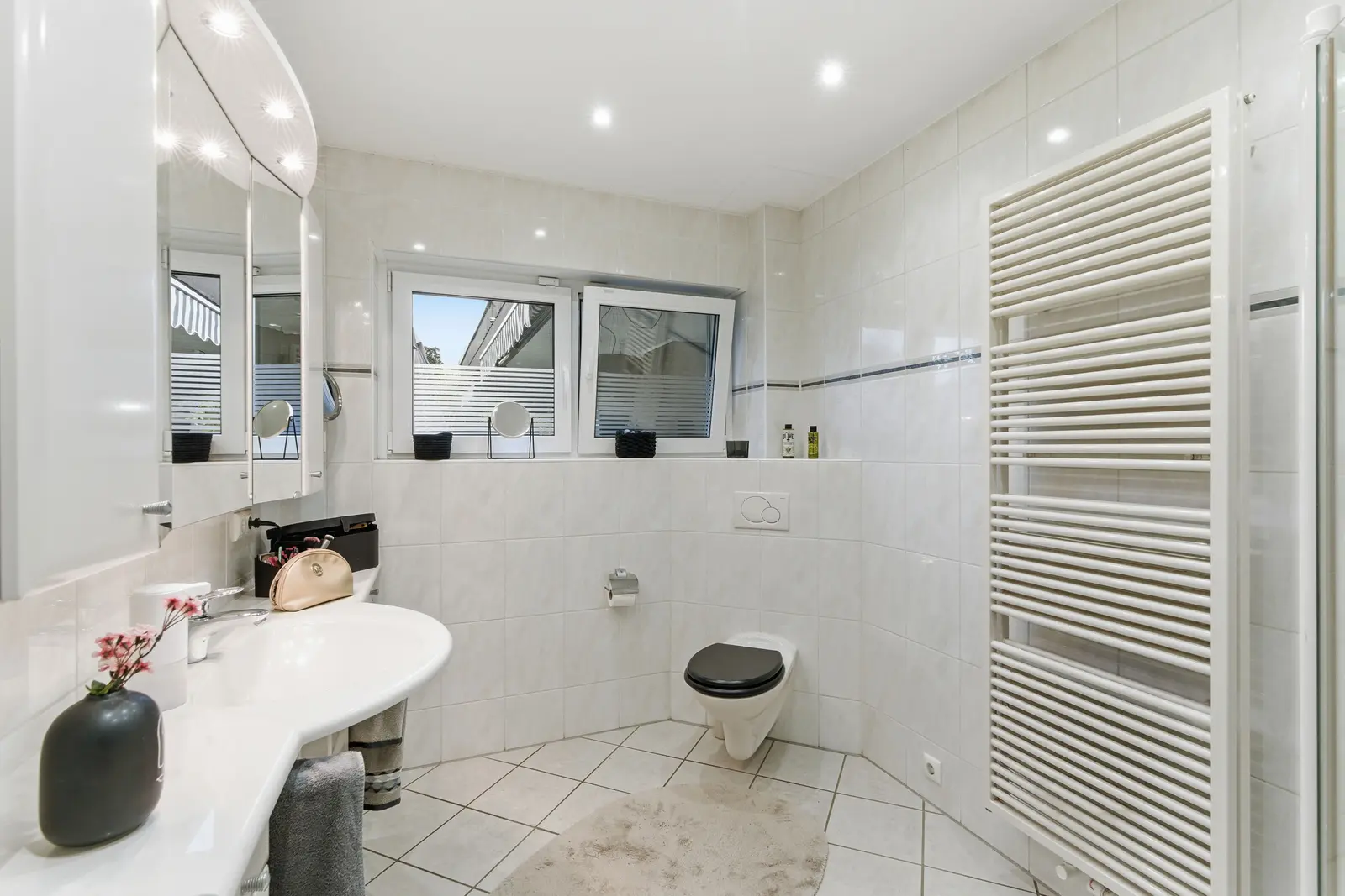 Modernes Badezimmer im Erdgeschoss