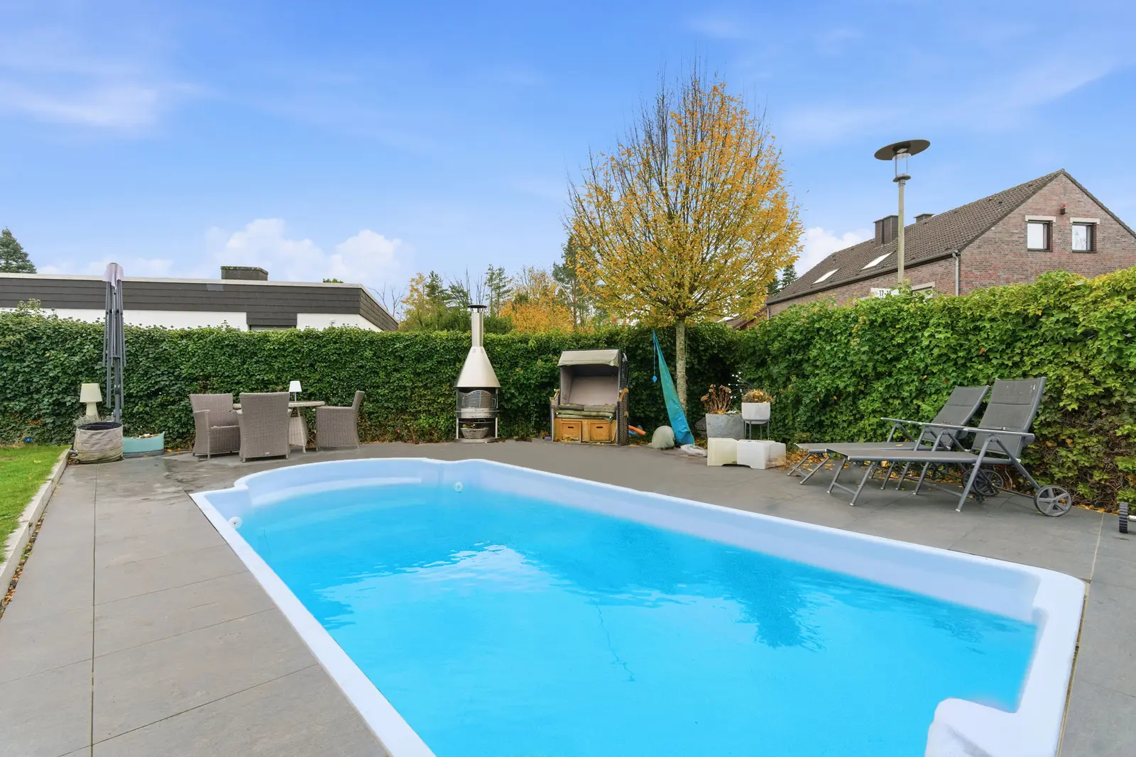 Pool mit Gegenstromanlage im Garten