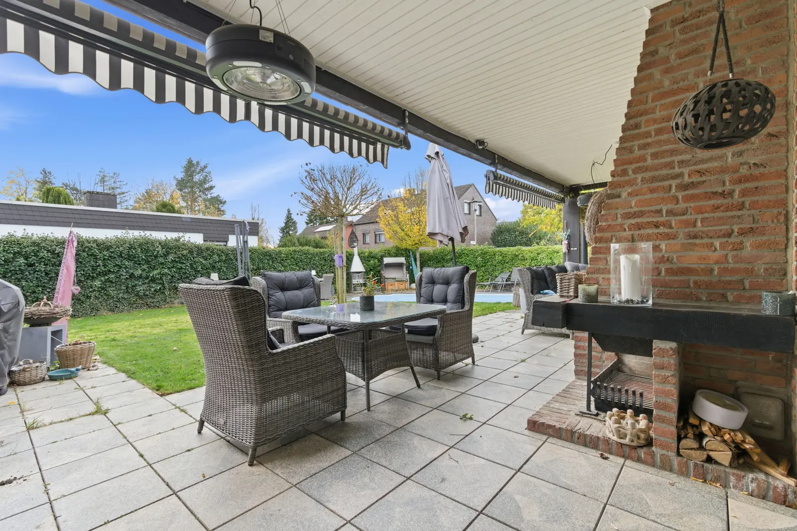 Überdachte Terrasse mit Sitzbereich und Außenkamin