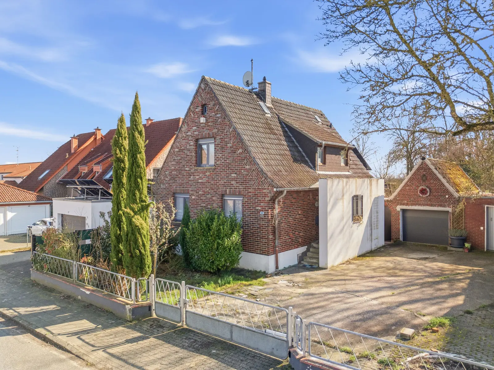 Sanierungsbedürftiges Einfamilienhaus in Mönchengladbach-Herrath (41189): Hausfassade Seidenweberstraße 92