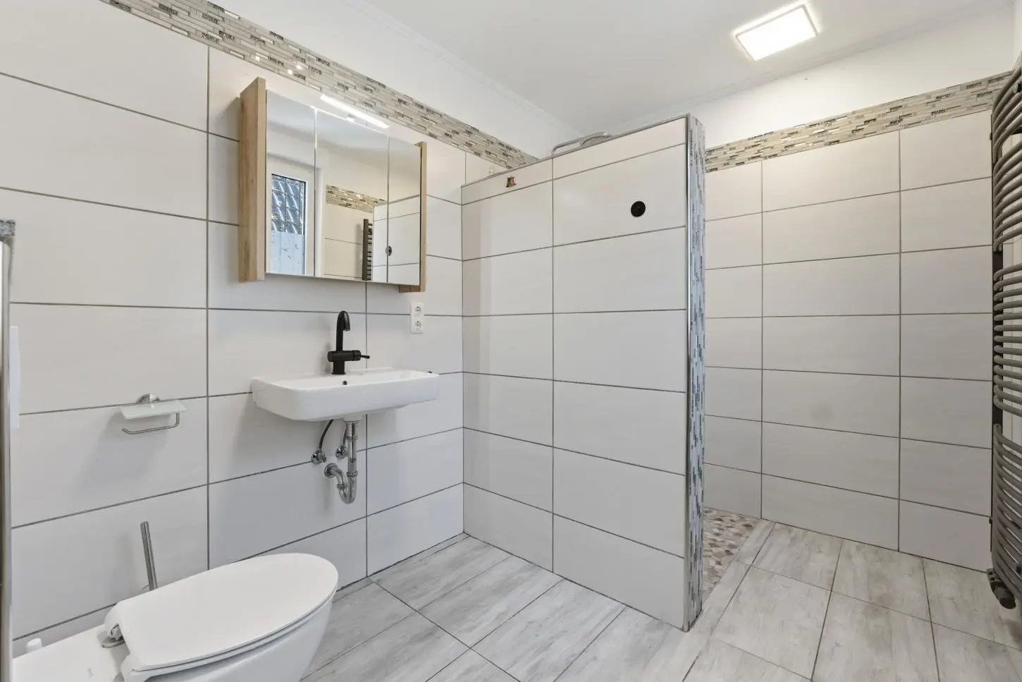 Modernisiertes Badezimmer im Erdgeschoss
