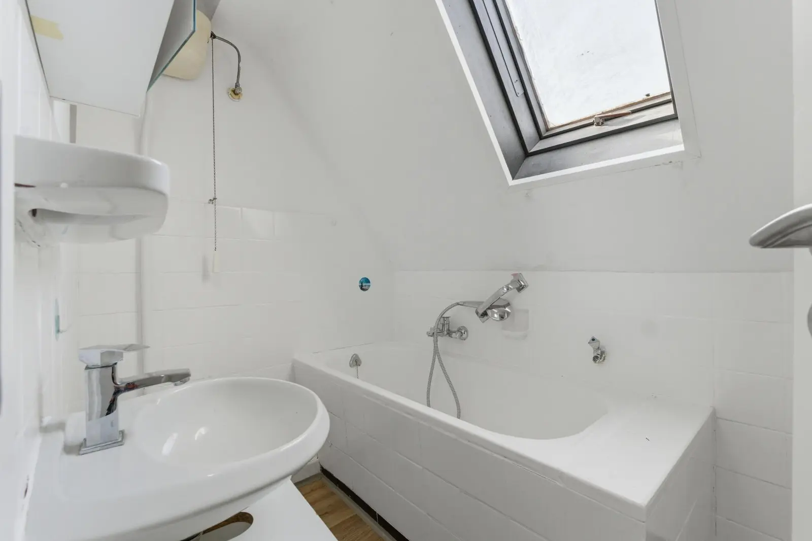 Badezimmer im 1. Obergeschoss, sanierungsbedürftig