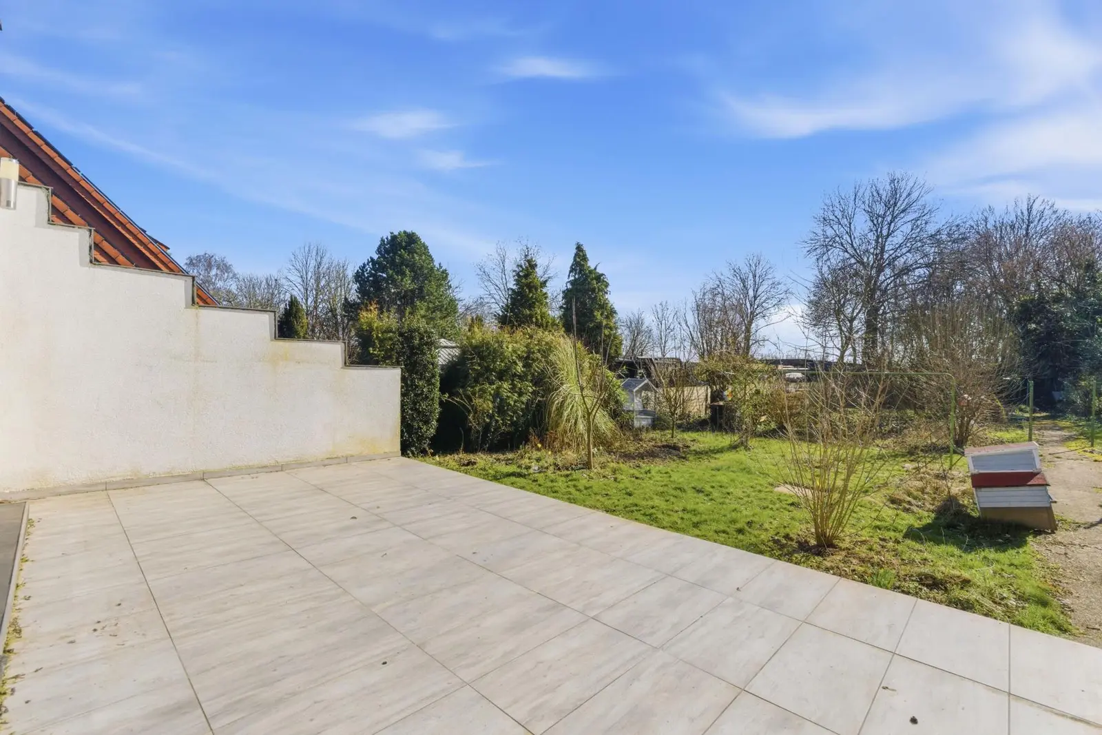 Terrasse mit Blick in den Garten