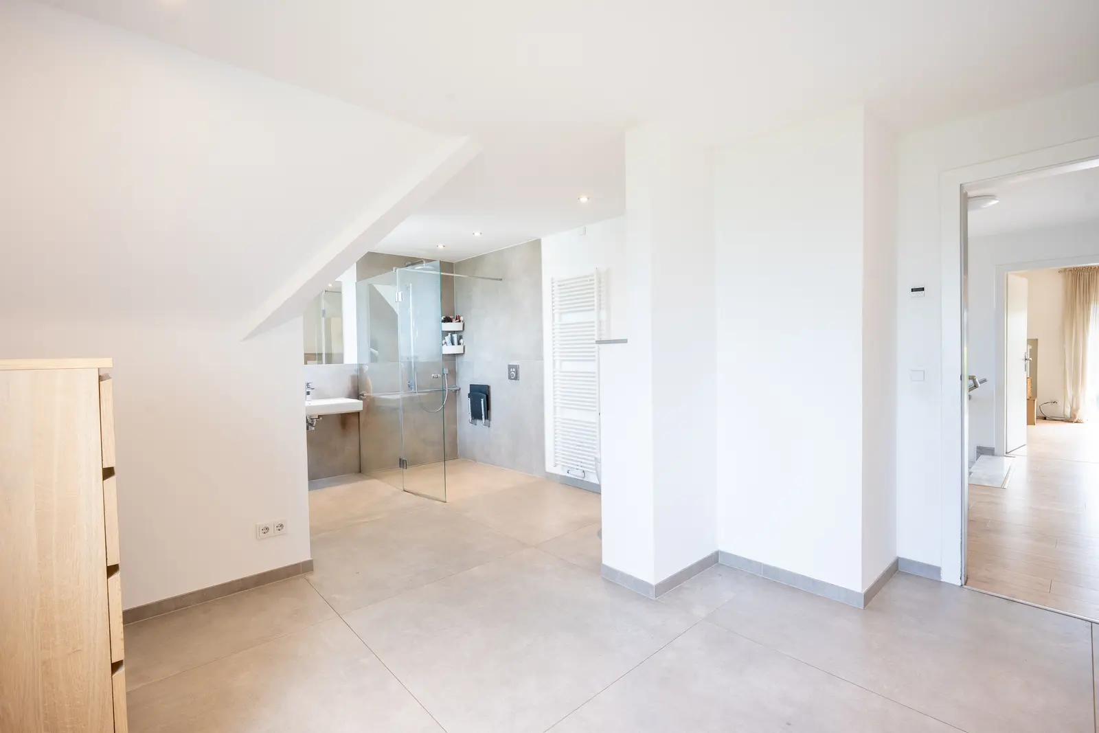 Badezimmer im Obergeschoss mit Glasdusche