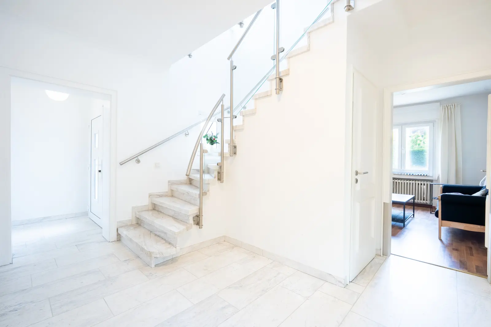 Eingangsbereich mit Marmortreppe