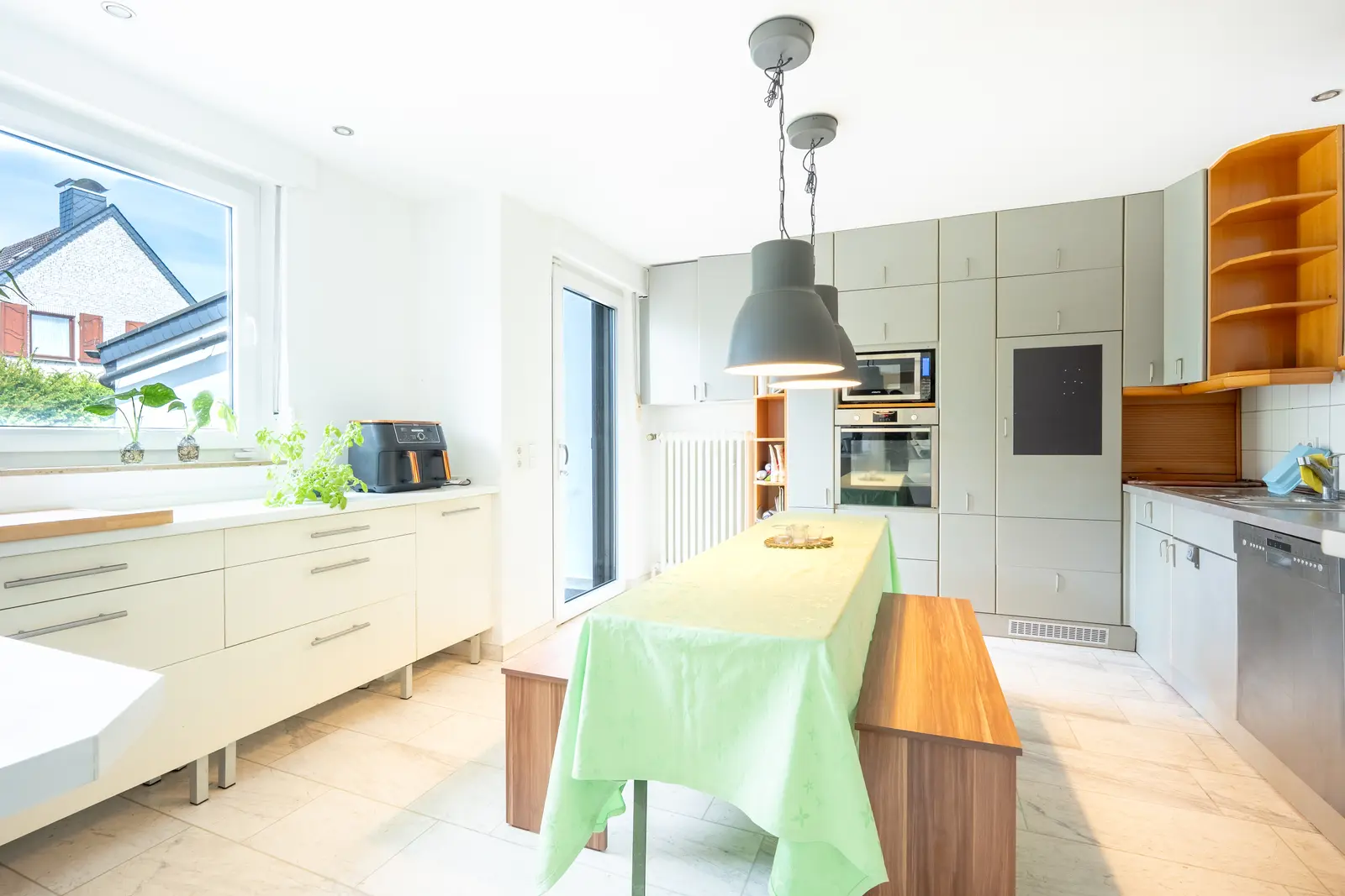Küche mit Terrassenzugang