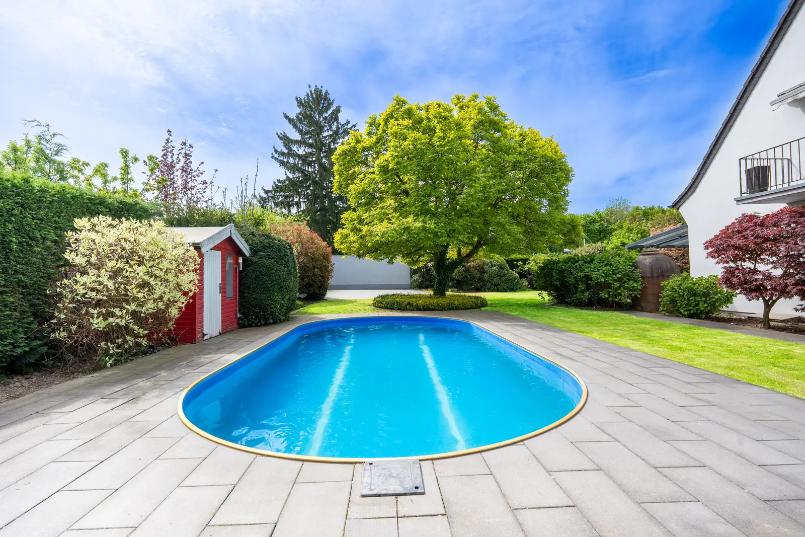 Pool im Garten mit Sonnendeck