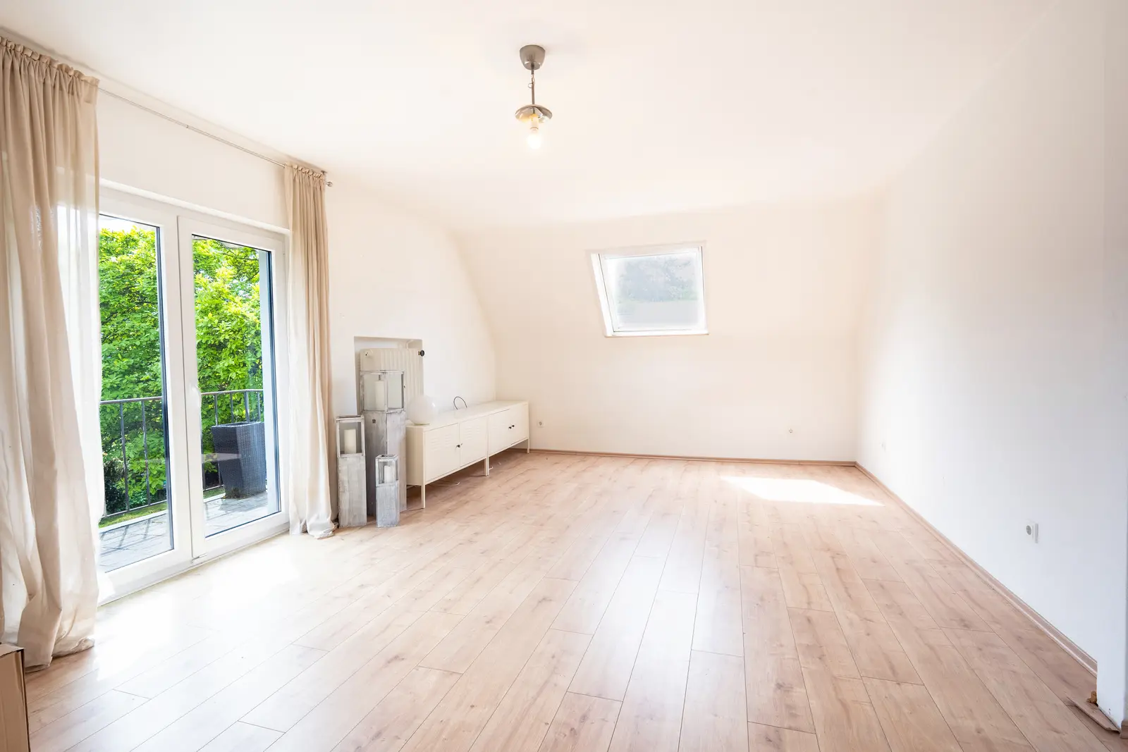 Schlafzimmer im Obergeschoss mit Balkonzugang