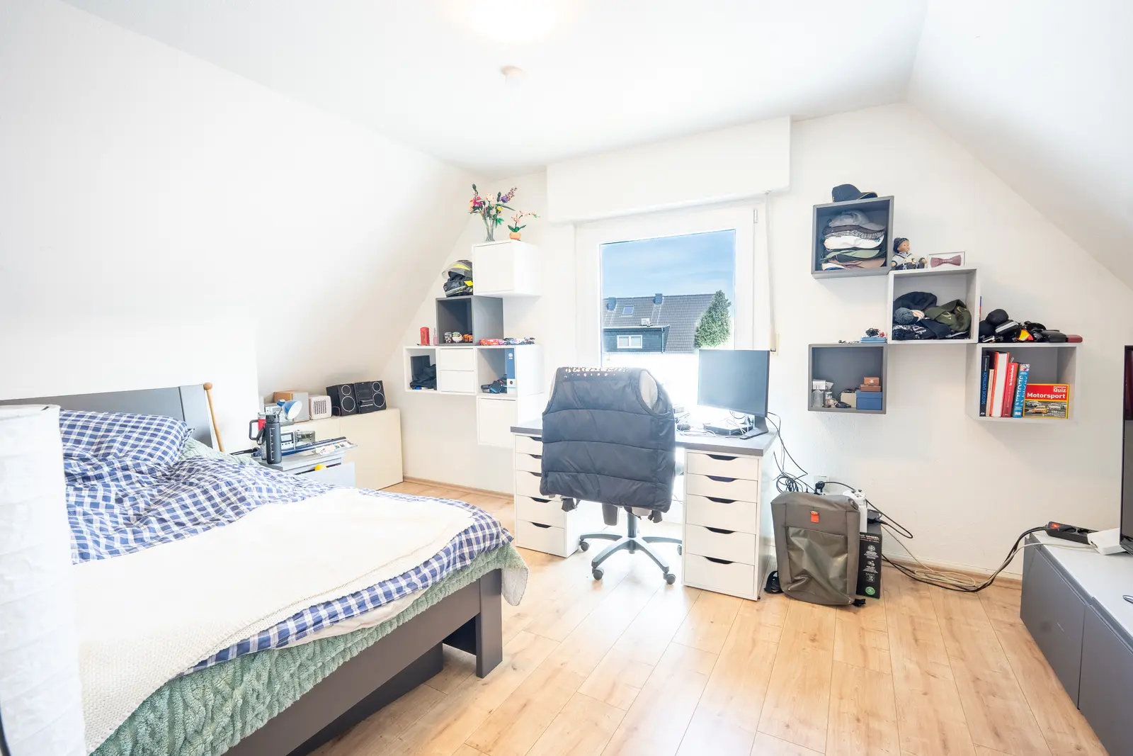 Möbliertes Zimmer im Dachgeschoss