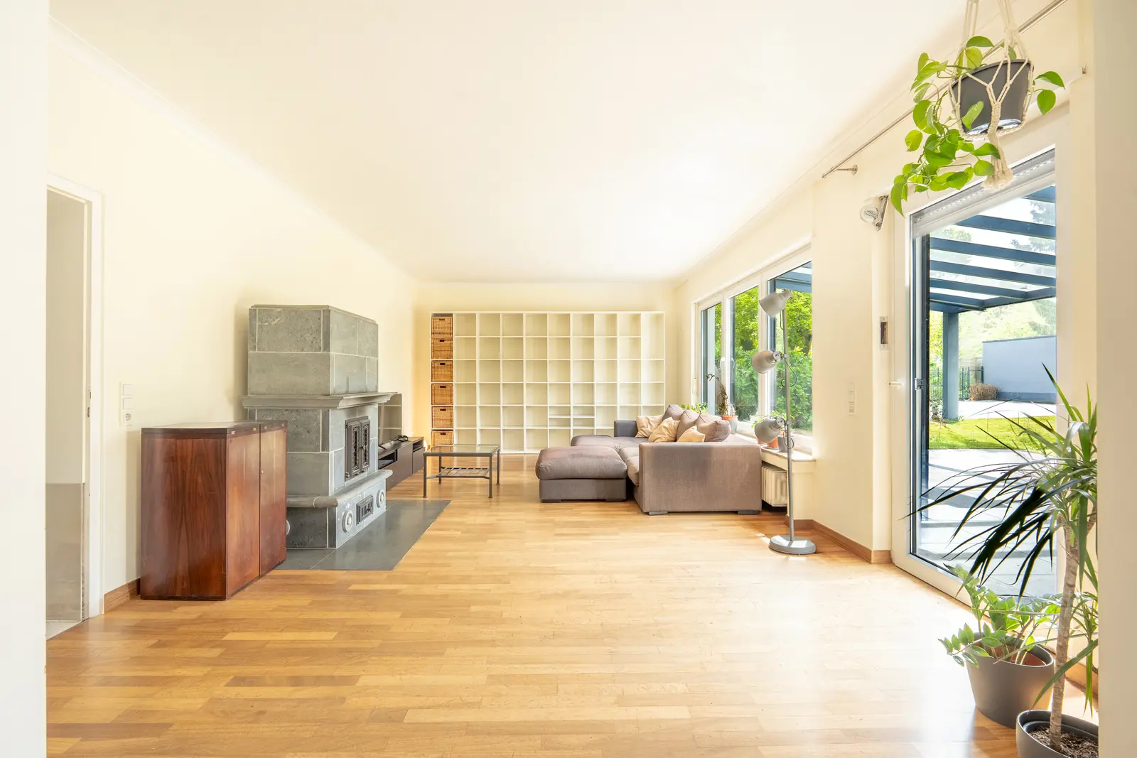 Wohnzimmer mit Kachelofen und Terrassenzugang