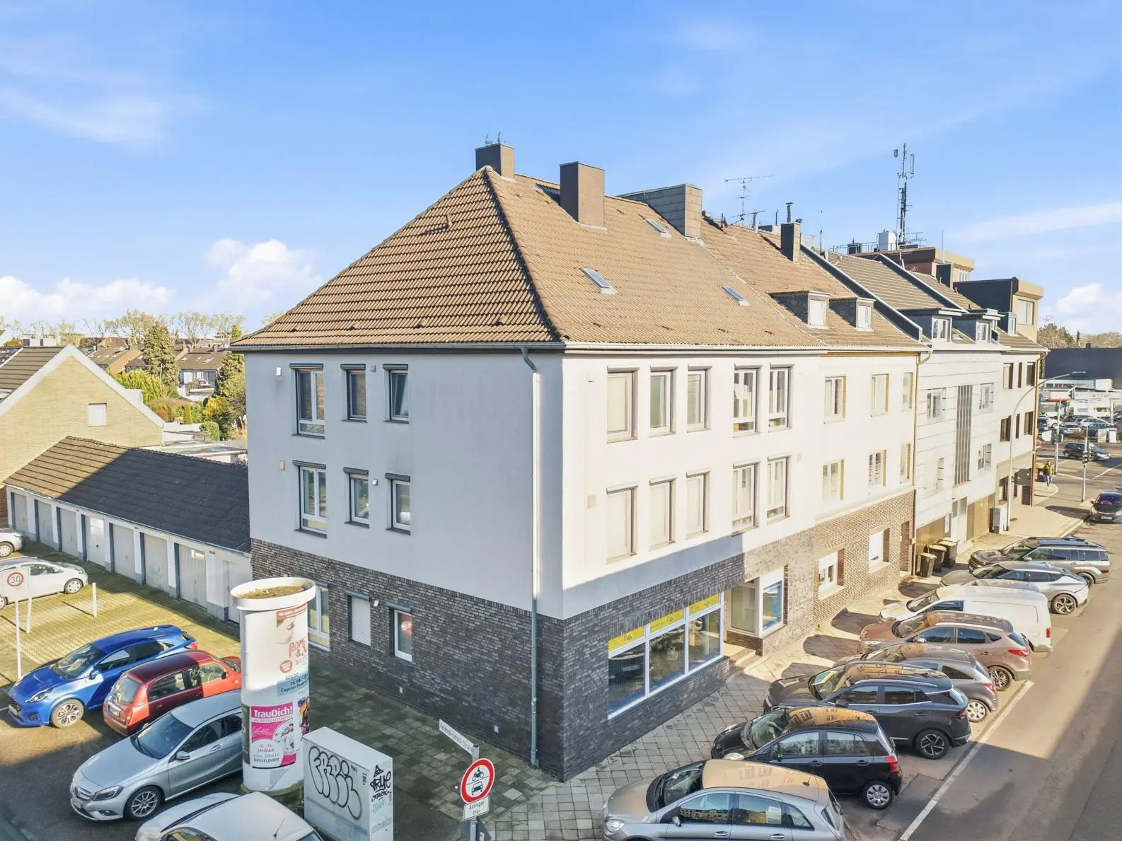 Wohn- und Geschäftshaus in Mönchengladbach-Lürrip (41065): Straßenansicht Neusser Straße 165