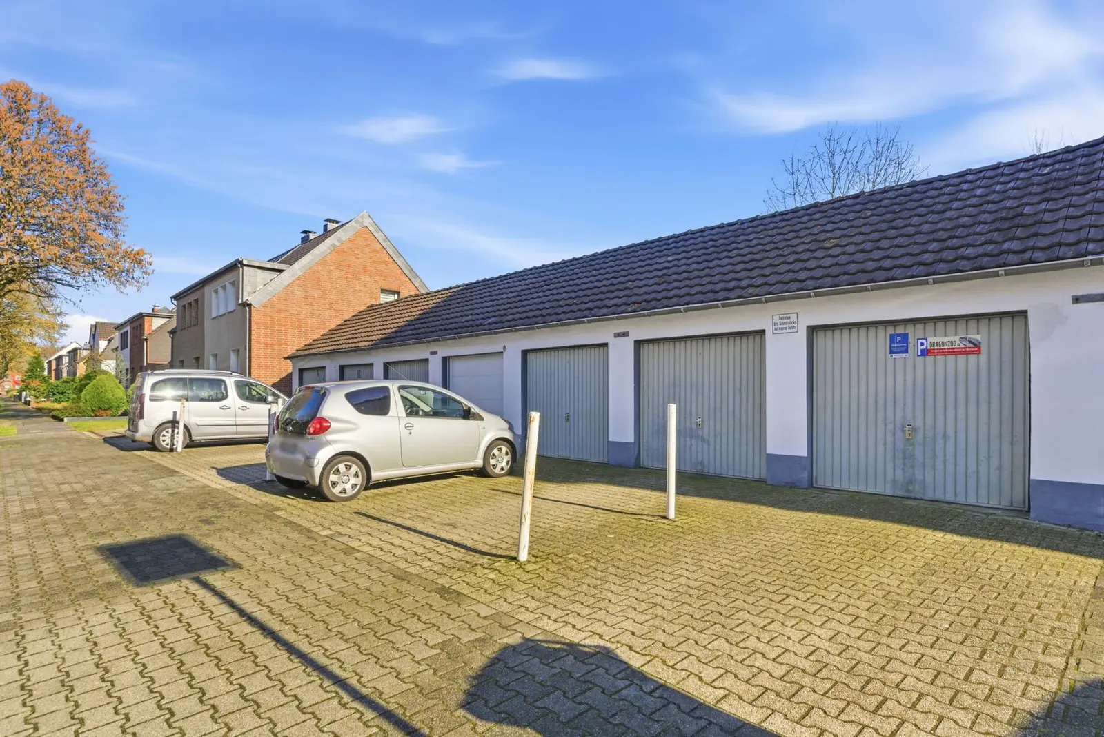 Garagenanlage mit vorgelagerten Stellplätzen