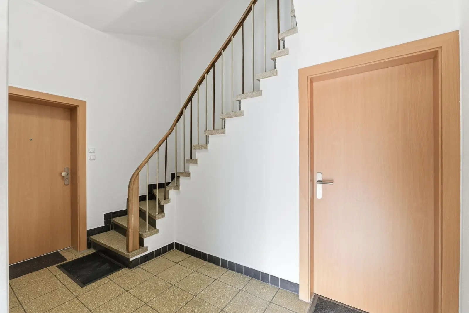 Hausflur mit Treppenhaus