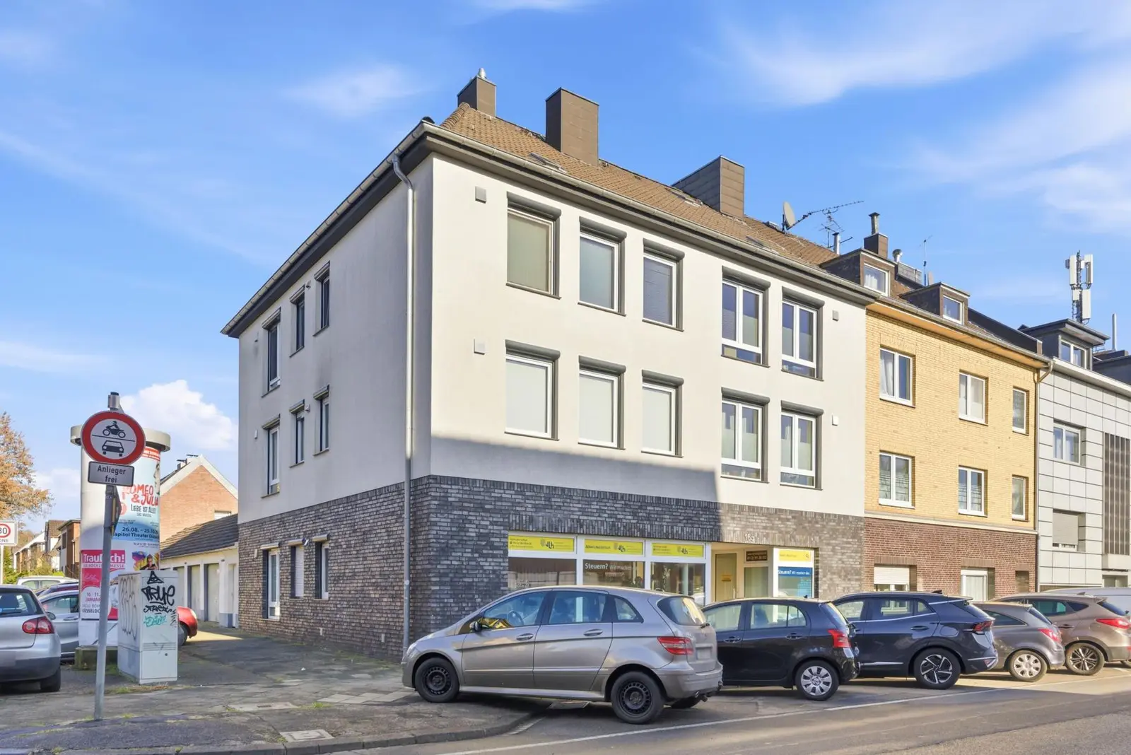 Straßenansicht mit Gewerbeeinheit im Erdgeschoss