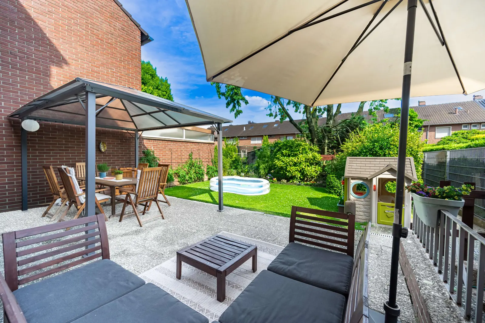 Gartenlounge unter Pergola