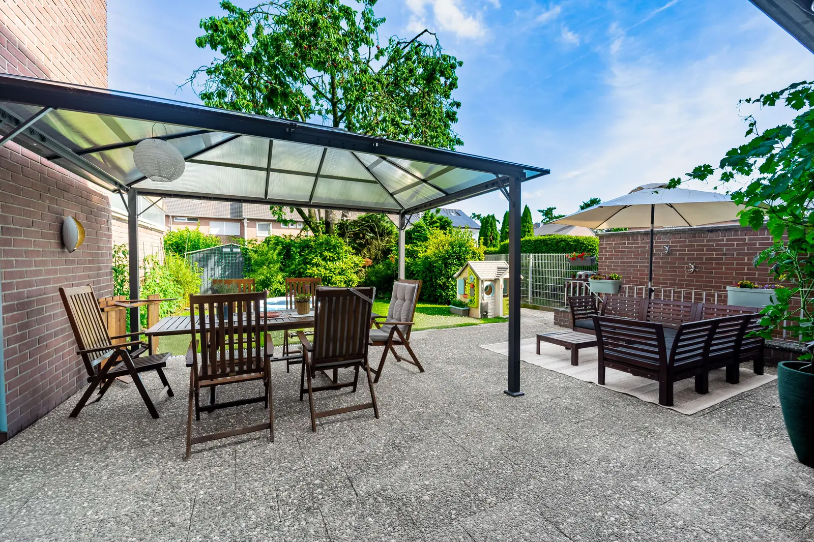 Gartensitzecke mit Pergola