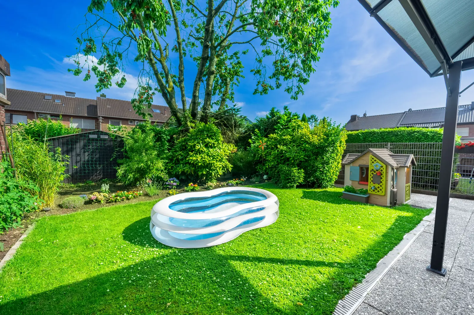 Gartenbereich mit Spielhaus