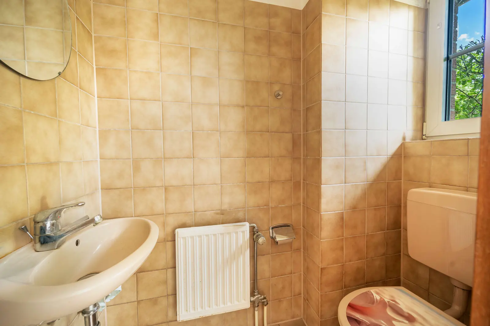 Bad im Dachgeschoss mit Badewanne