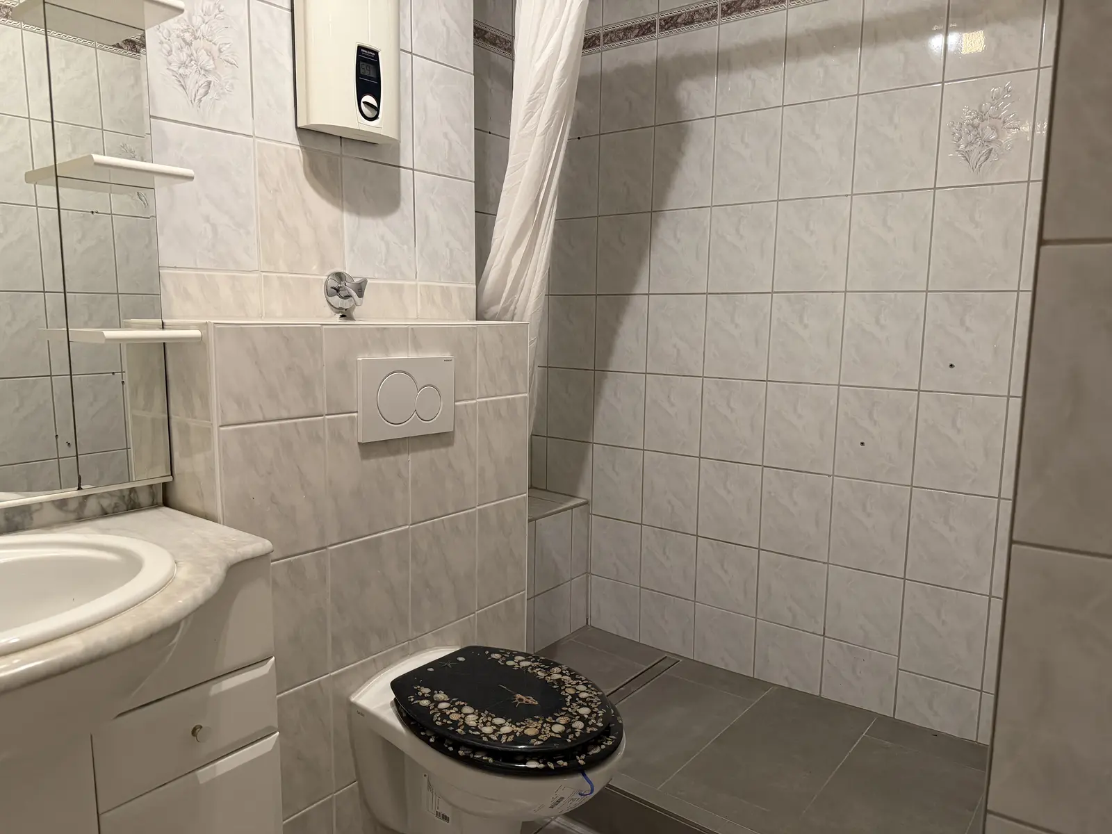 Badezimmer mit ebenerdiger Dusche
