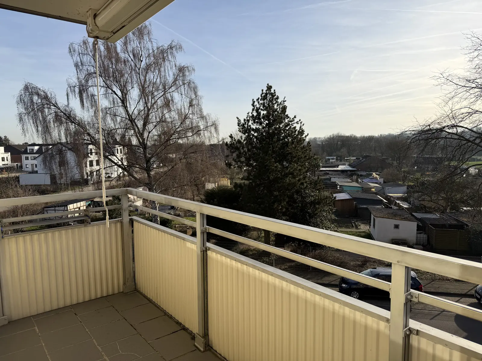 Ausblick vom Balkon auf Grünflächen und Nachbarbebauung