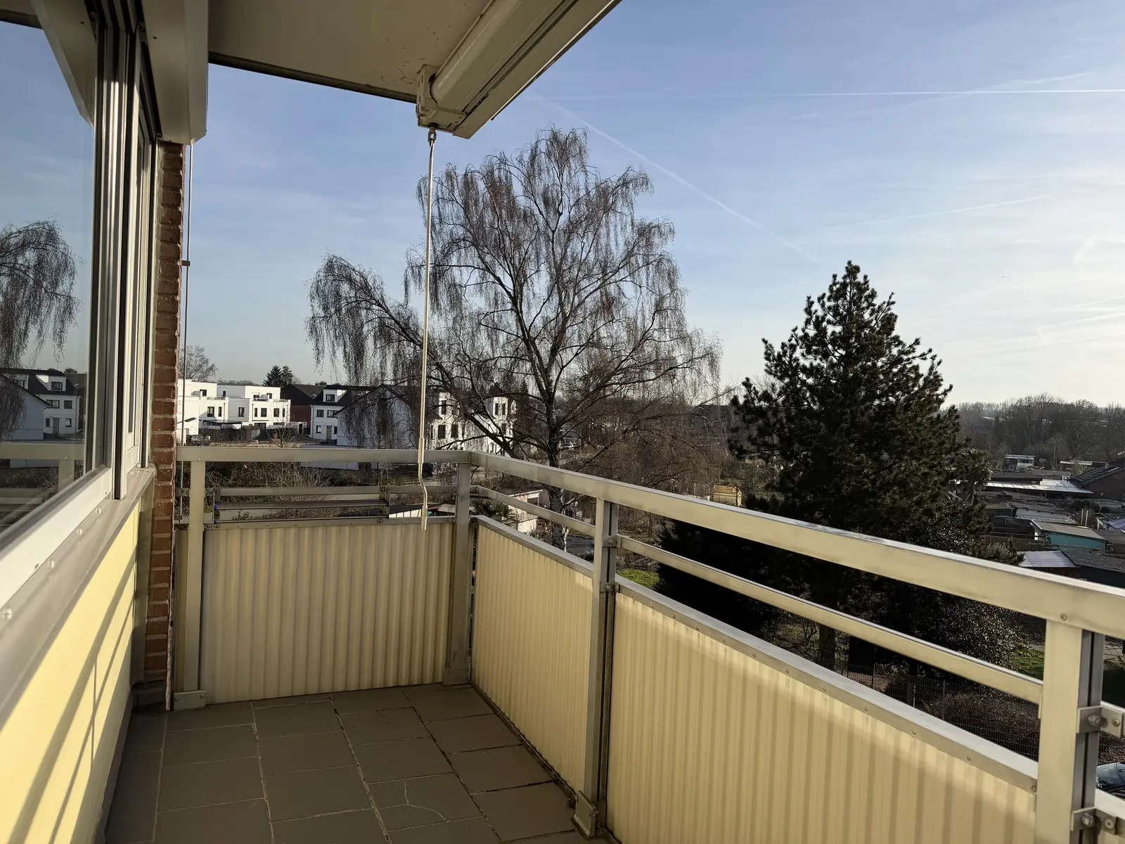 Balkon mit Sichtschutz und Fliesenboden