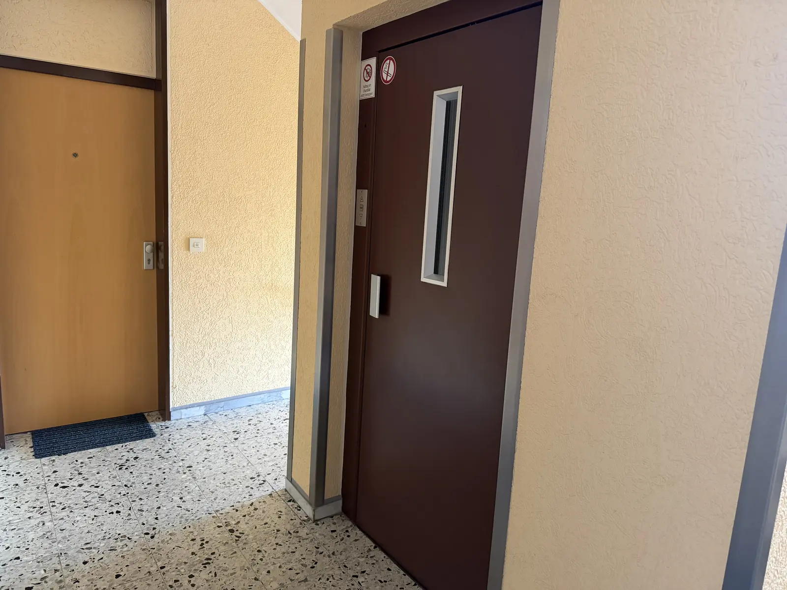 Treppenhausflur mit Aufzug vor der Wohnungstür