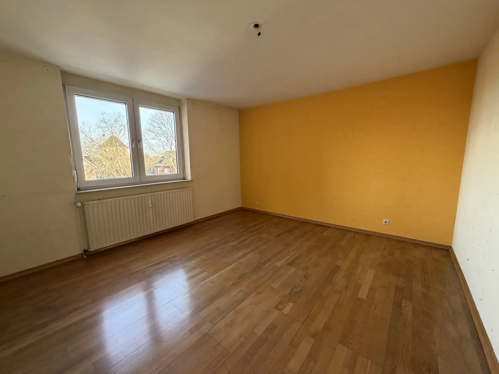 Schlafzimmer mit Laminatboden