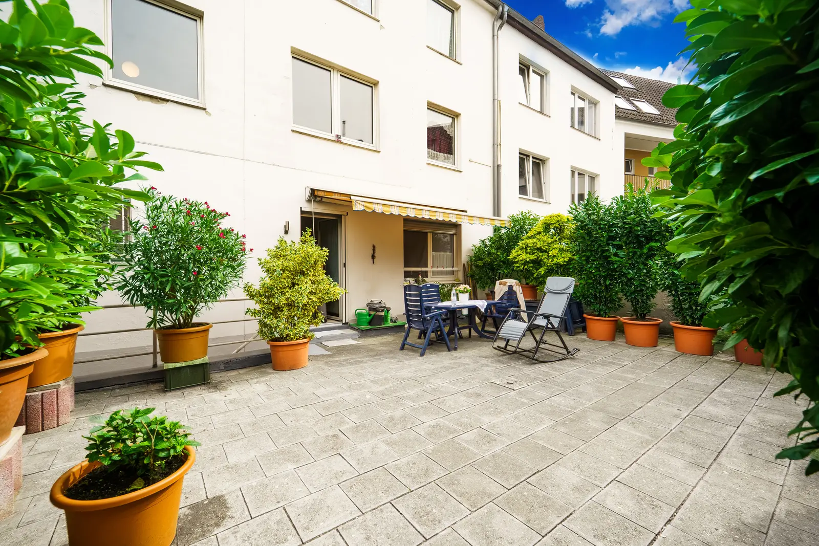 Terrasse und Gartenbereich des Mehrfamilienhauses in Mönchengladbach-Odenkirchen
